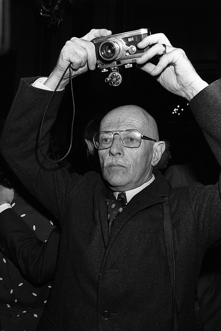 (FILES) - A picture taken on December 17, 1979 shows French photographer Willy Ronis taking pictures during an award ceremony in Paris. French Rapho photo agency photographer Willy Ronis died at the age of 99 on September 12, 2009 said Eyadea Presse CEO owner of Rapho.    AFP PHOTO DOMINIQUE FAGET